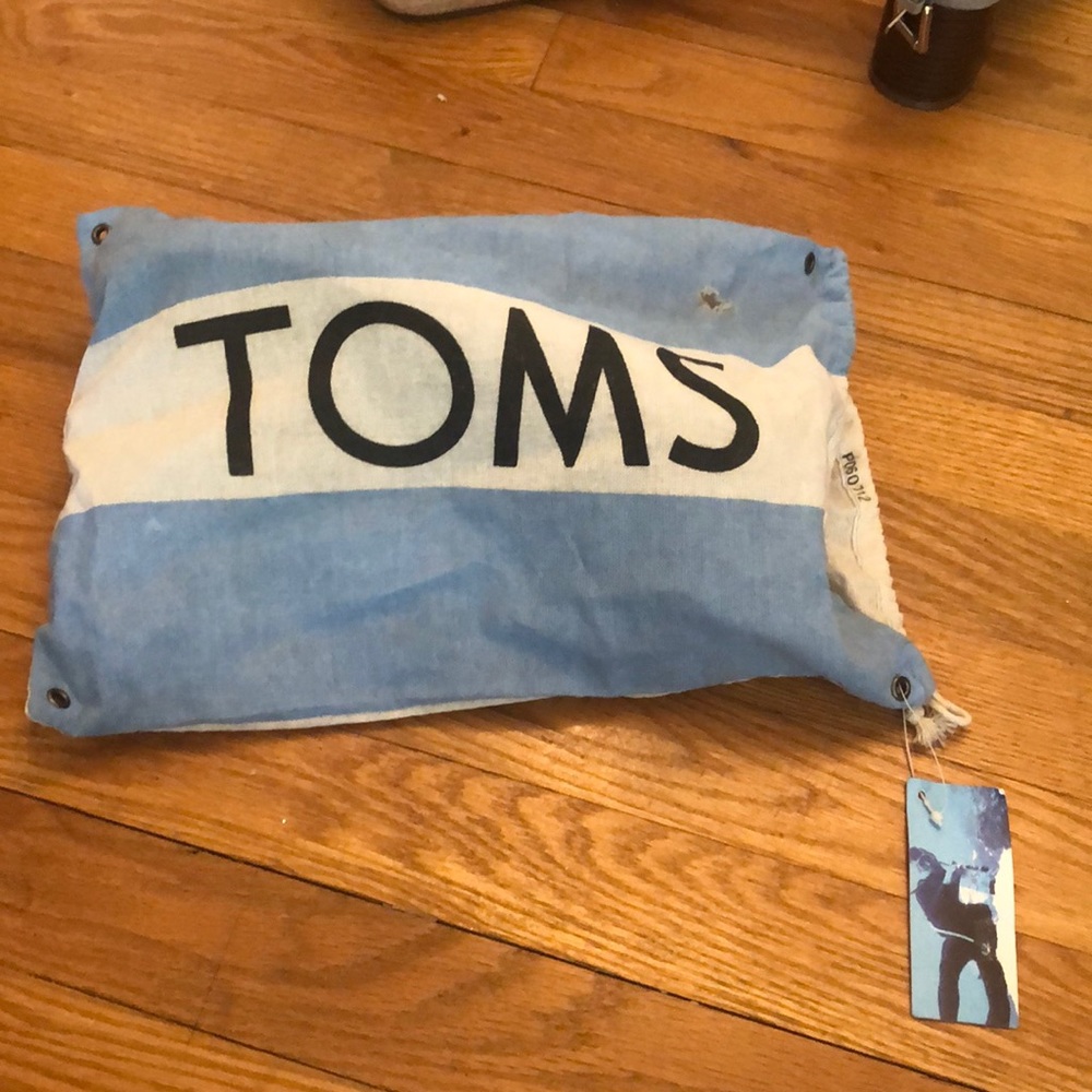 Toms - Picture 3 of 3